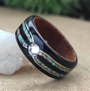 Ebenový prsten s opálem, ocelí a swarovski